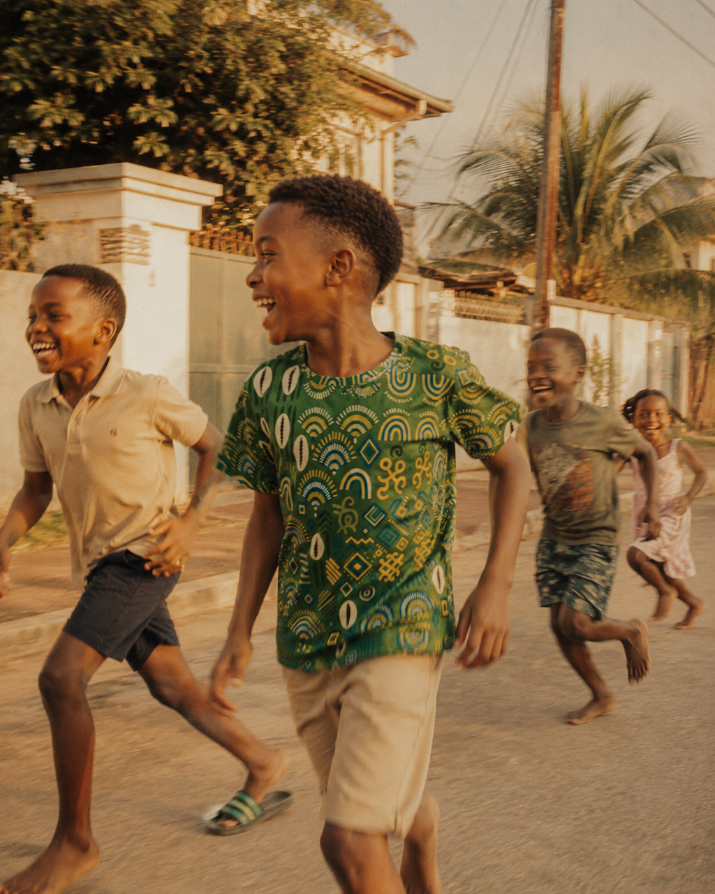 Pensé pour accompagner les moments de liberté, le t-shirt Mwana célèbre les souvenirs d'enfance, les jeux en famille et l'élégance décontractée de la mode enfant afro-luxe.