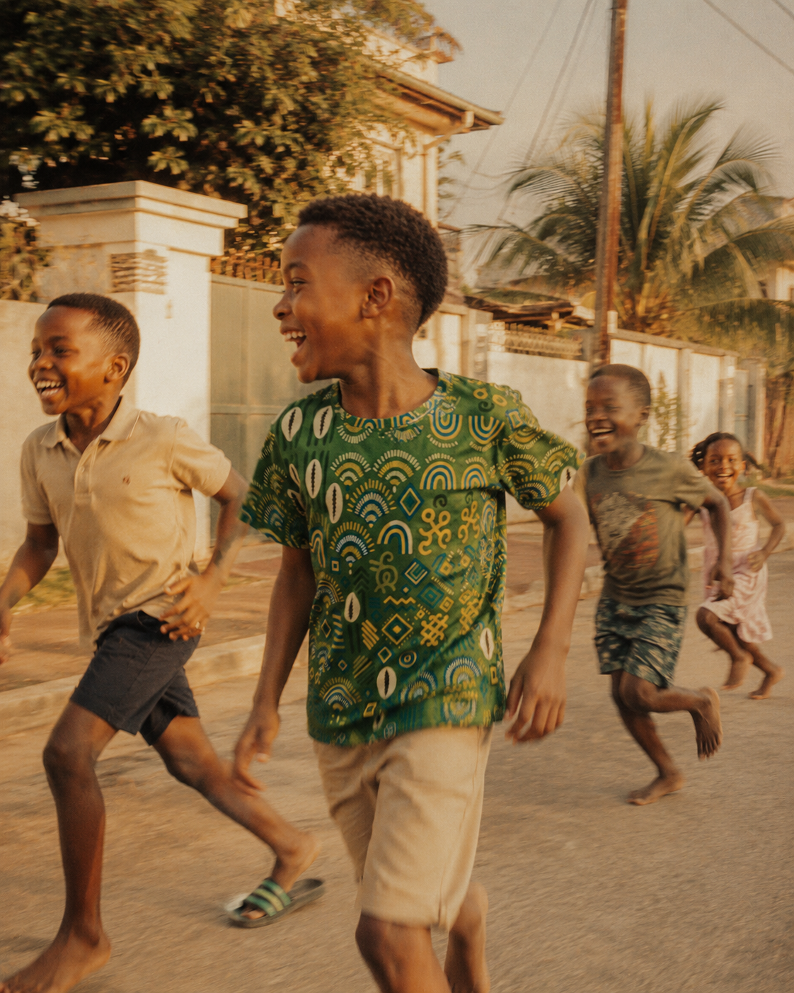Pensé pour accompagner les moments de liberté, le t-shirt Mwana célèbre les souvenirs d'enfance, les jeux en famille et l'élégance décontractée de la mode enfant afro-luxe.