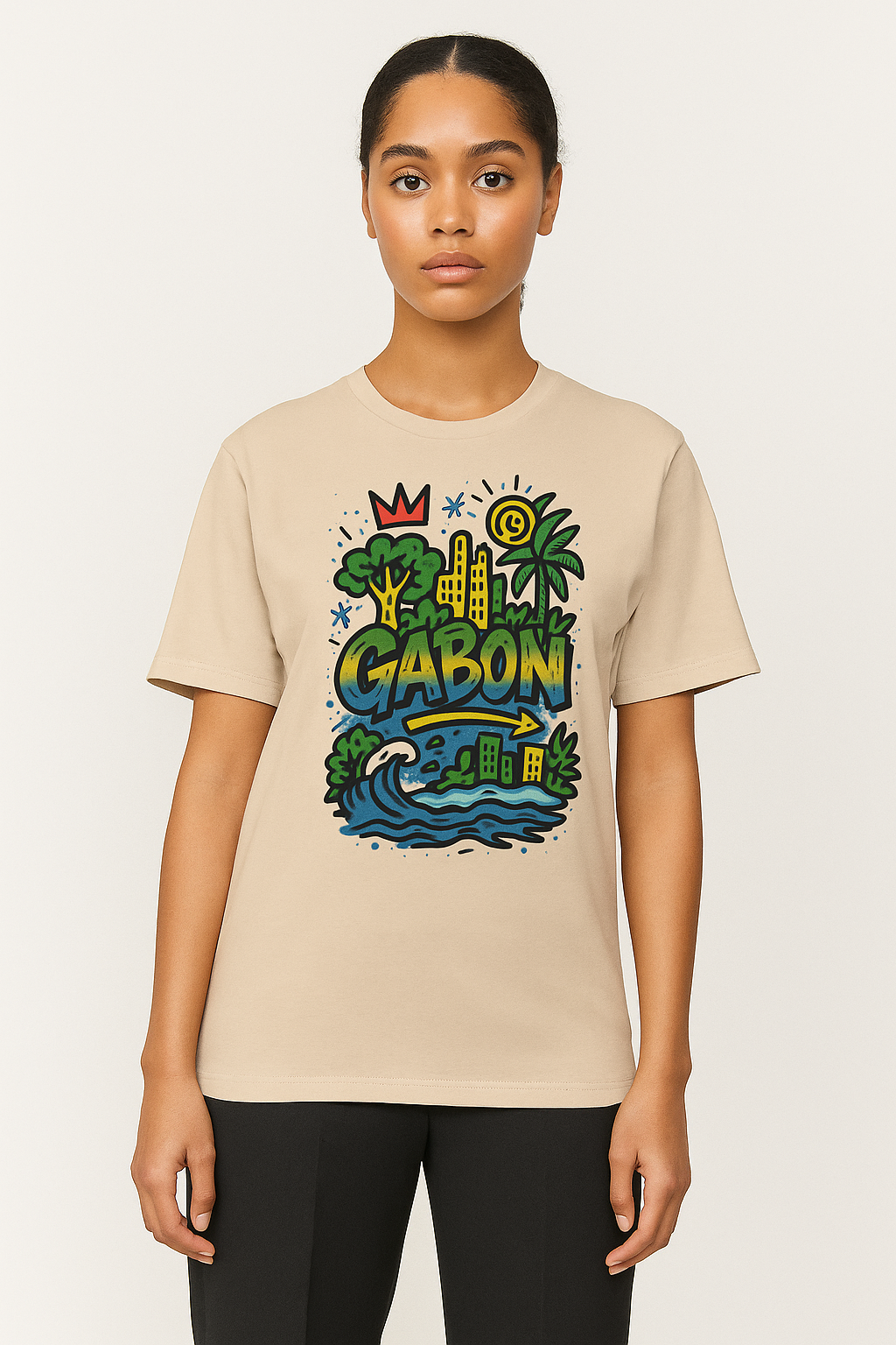 T-shirt beige sable en coton biologique, imprimé Gabon tropical coloré, mode afro luxe et durable.