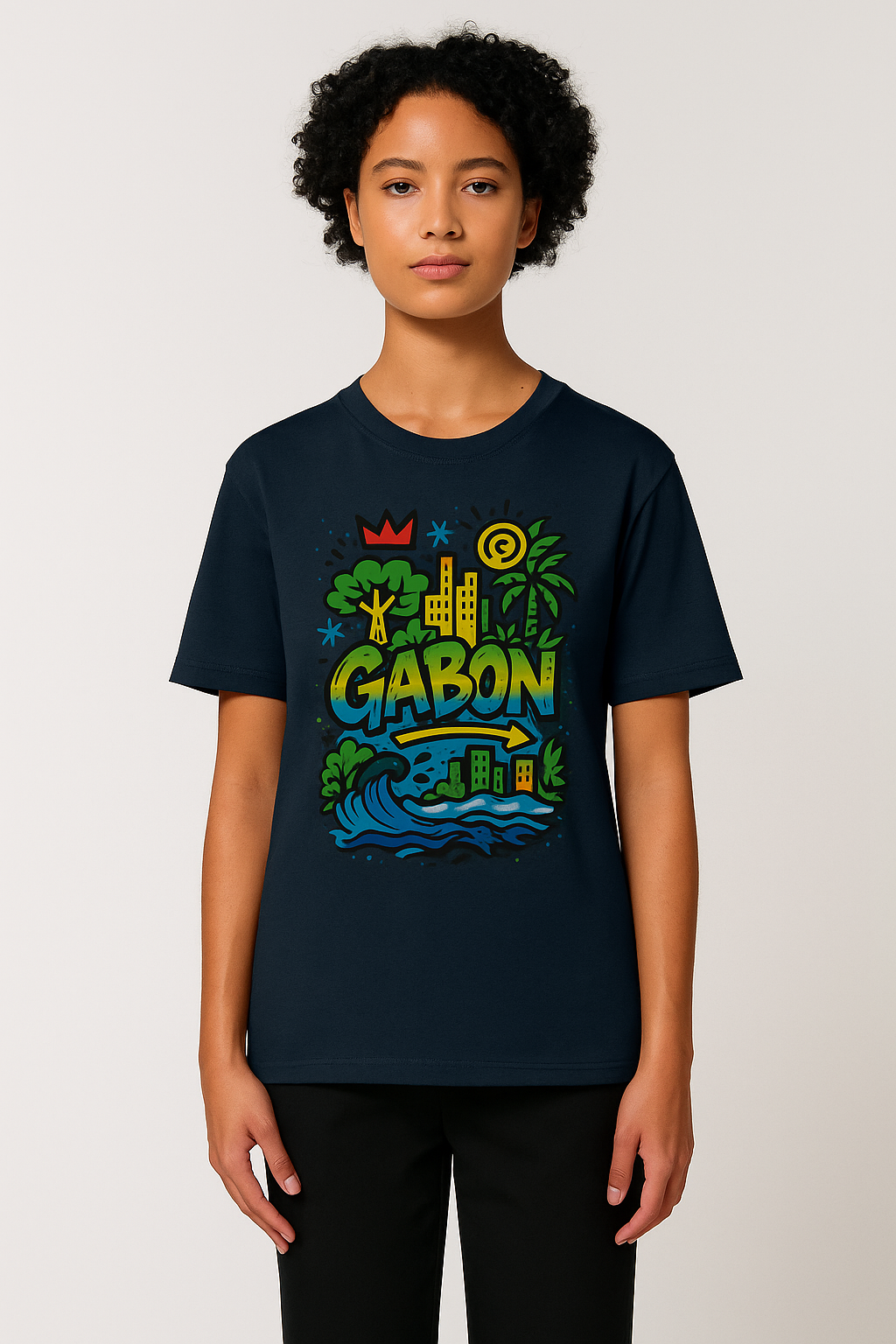 T-shirt bleu marine en coton biologique, imprimé Gabon coloré, coupe unisexe, mode gabonaise afro luxe.