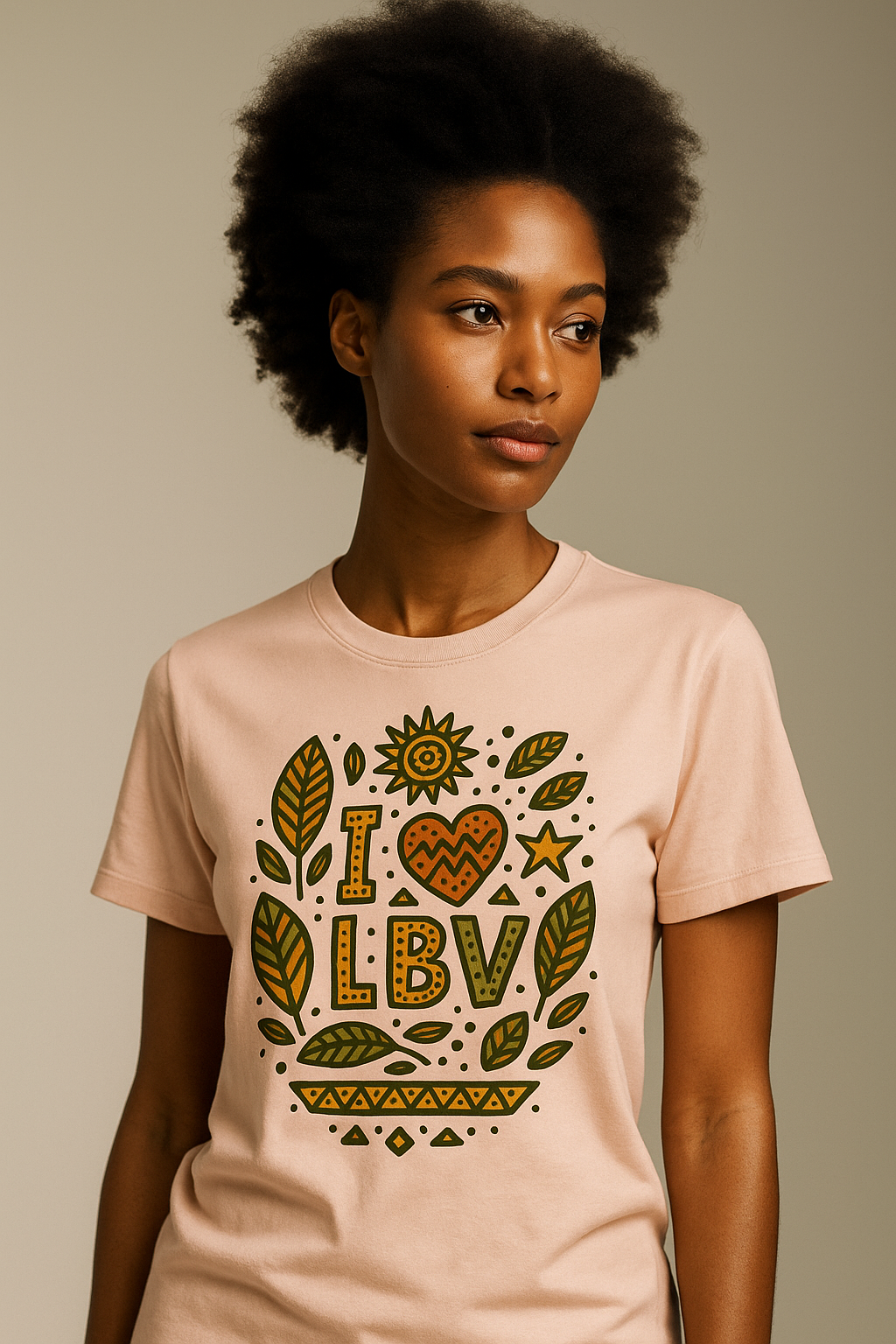 T-shirt pêche clair coton bio motif “I ❤ LBV” avec feuilles tropicales badamier stylisées – Afro Luxe.