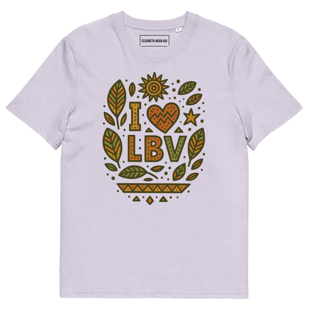 T-shirt lavande coton bio avec imprimé “I ❤ LBV” et décor de feuilles badamier – mode éthique afro luxe.