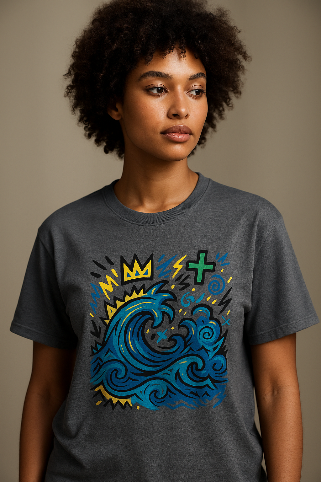 T-shirt Ondja bleu chiné foncé unisexe coton bio certifié, motif vague bleue et symboles graphiques colorés, Élisabeth Akaïa Kaï