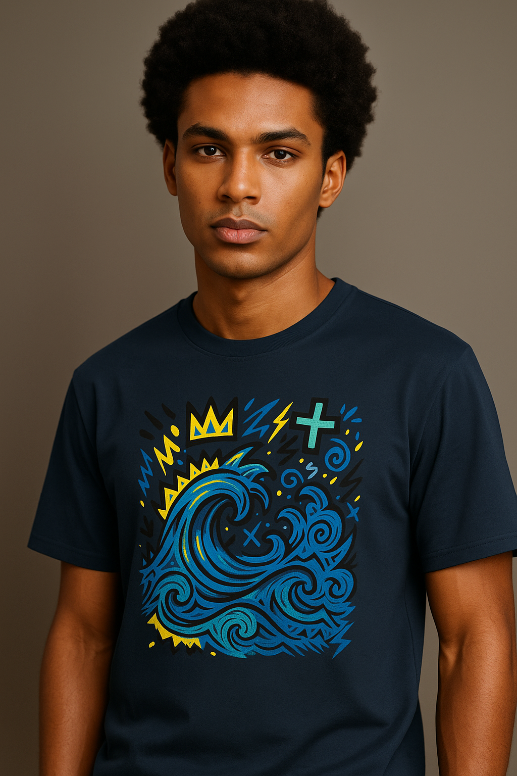 T-shirt Ondja bleu marine unisexe coton bio, motif artistique vague bleue et symboles afro luxe, édition limitée Élisabeth Akaïa Kaï