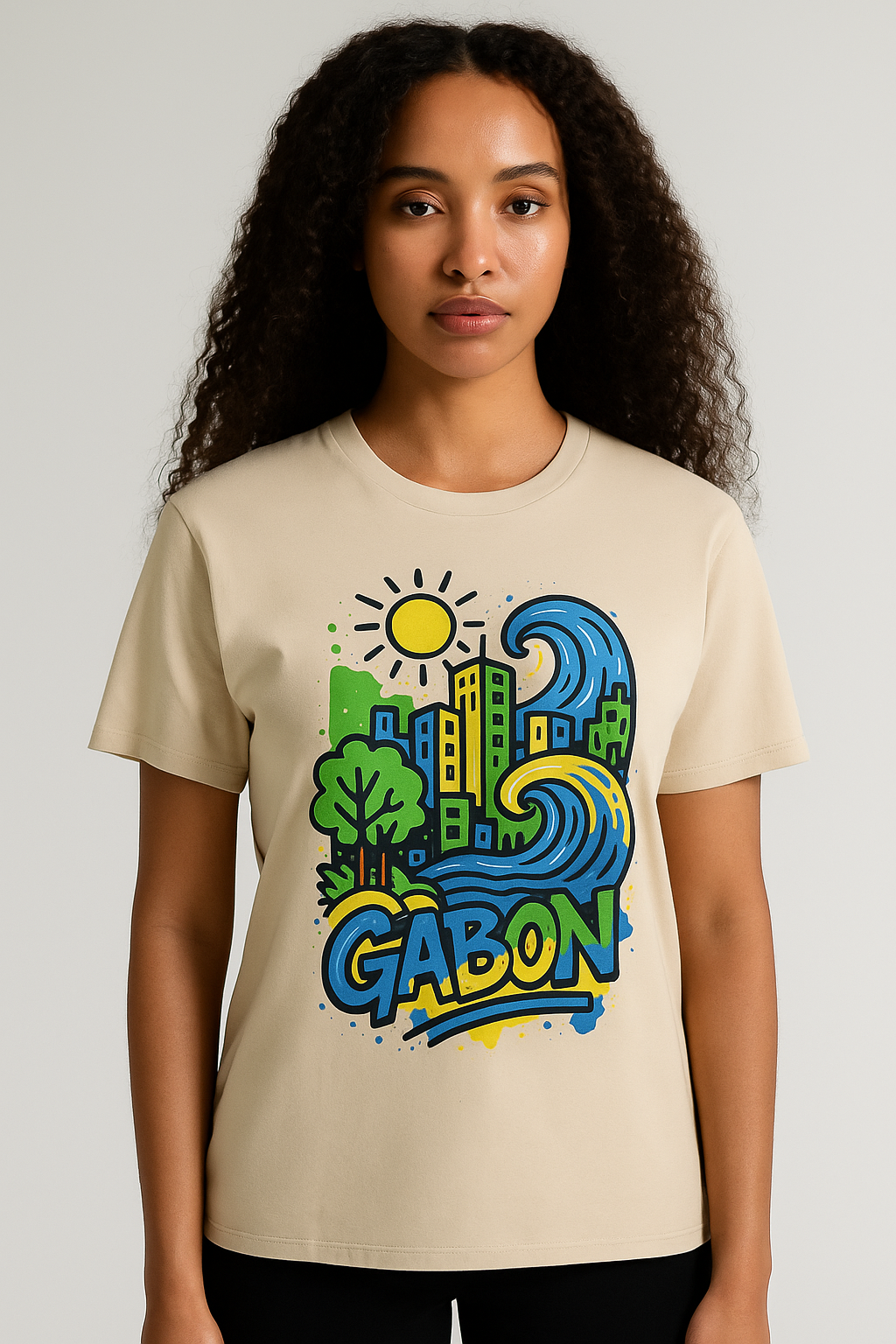 T-shirt beige sable Ondya en coton bio, imprimé artistique Gabon afro luxe, mode éthique et premium.