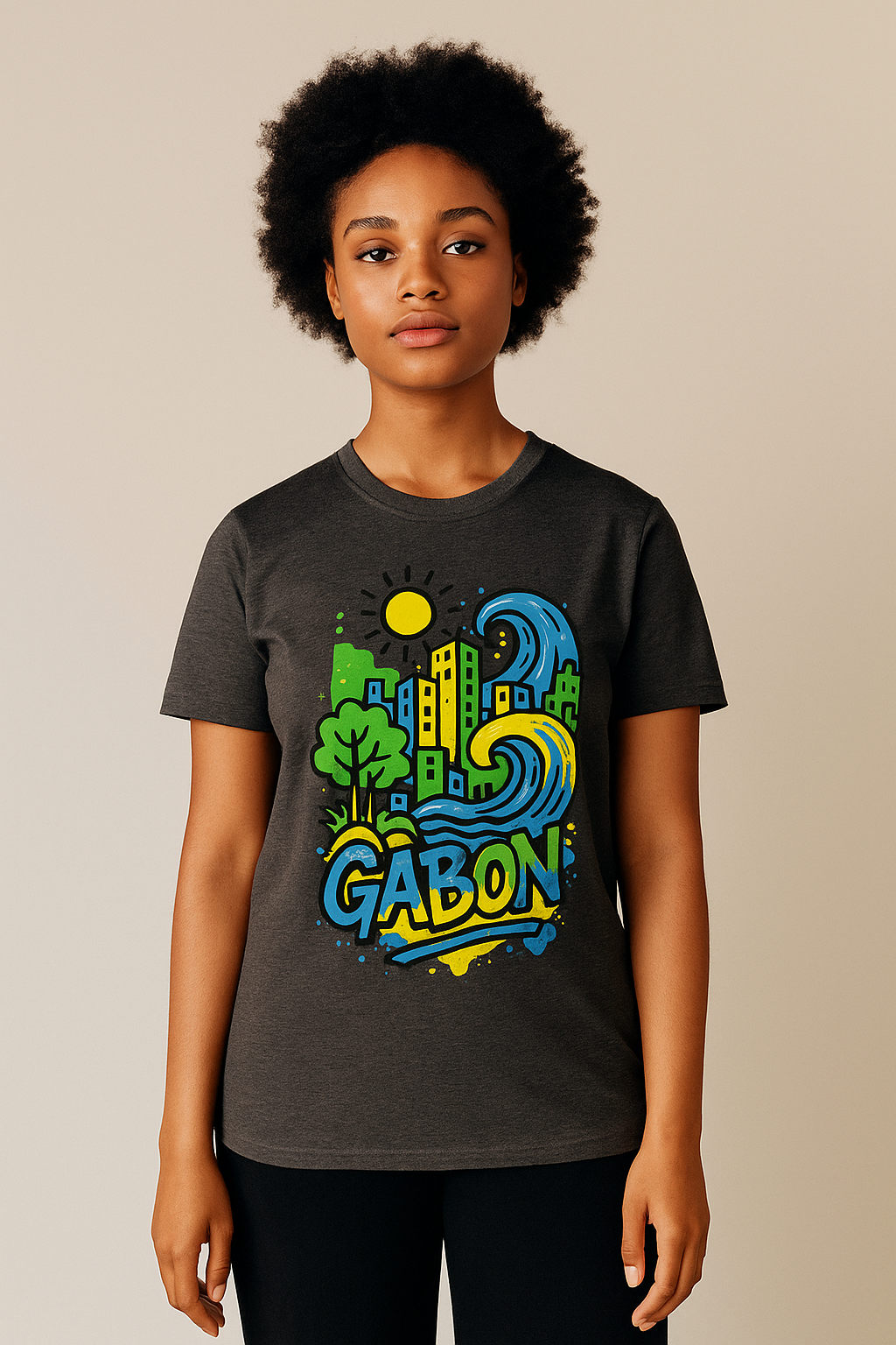 T-shirt gris foncé Ondya en coton biologique, imprimé afro chic Gabon aux couleurs vibrantes, prêt-à-porter premium éthique.