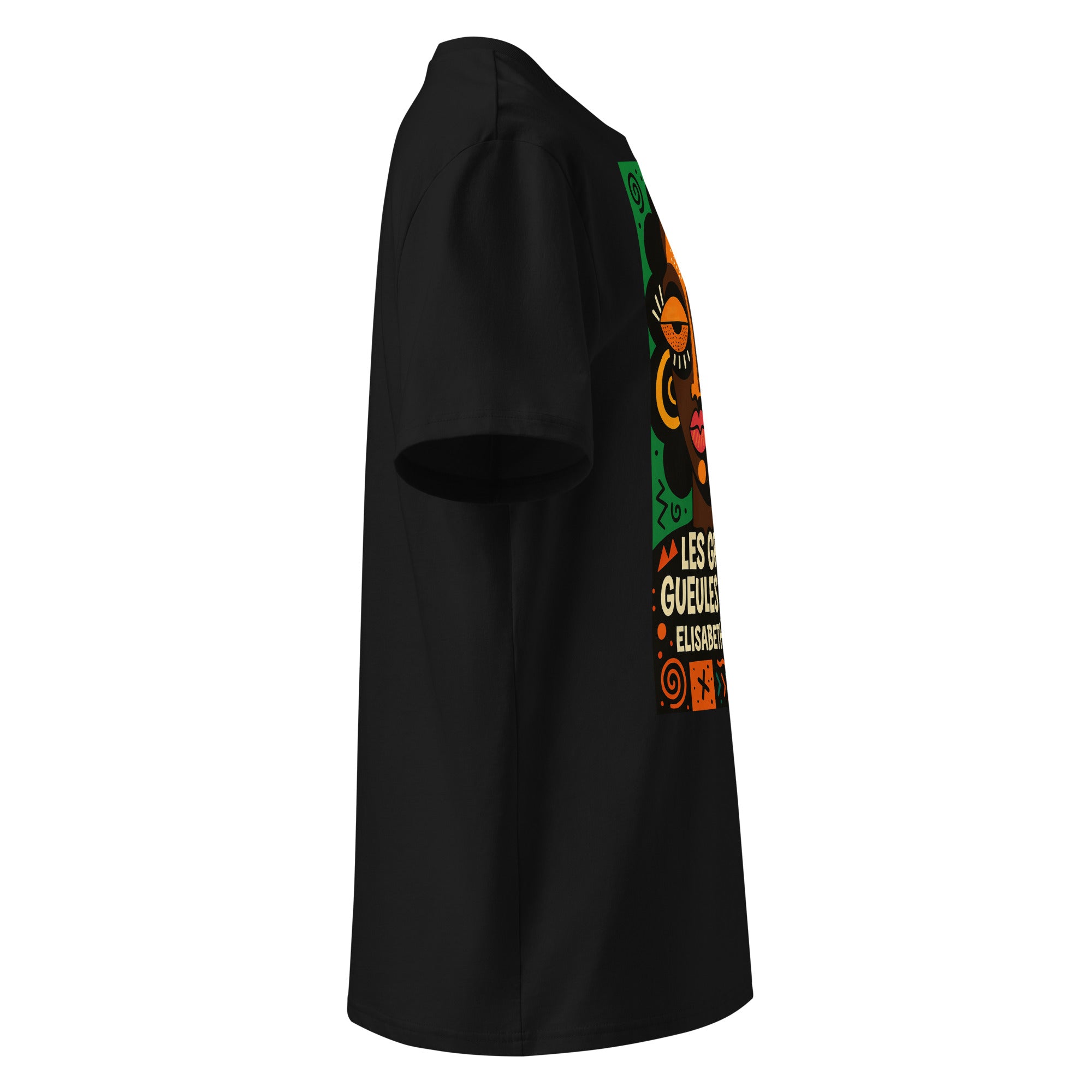 Vue de profil du t-shirt noir Les Grandes Gueules du Gabon, création de mode gabonaise signée Élisabeth Akaïa Kaï.