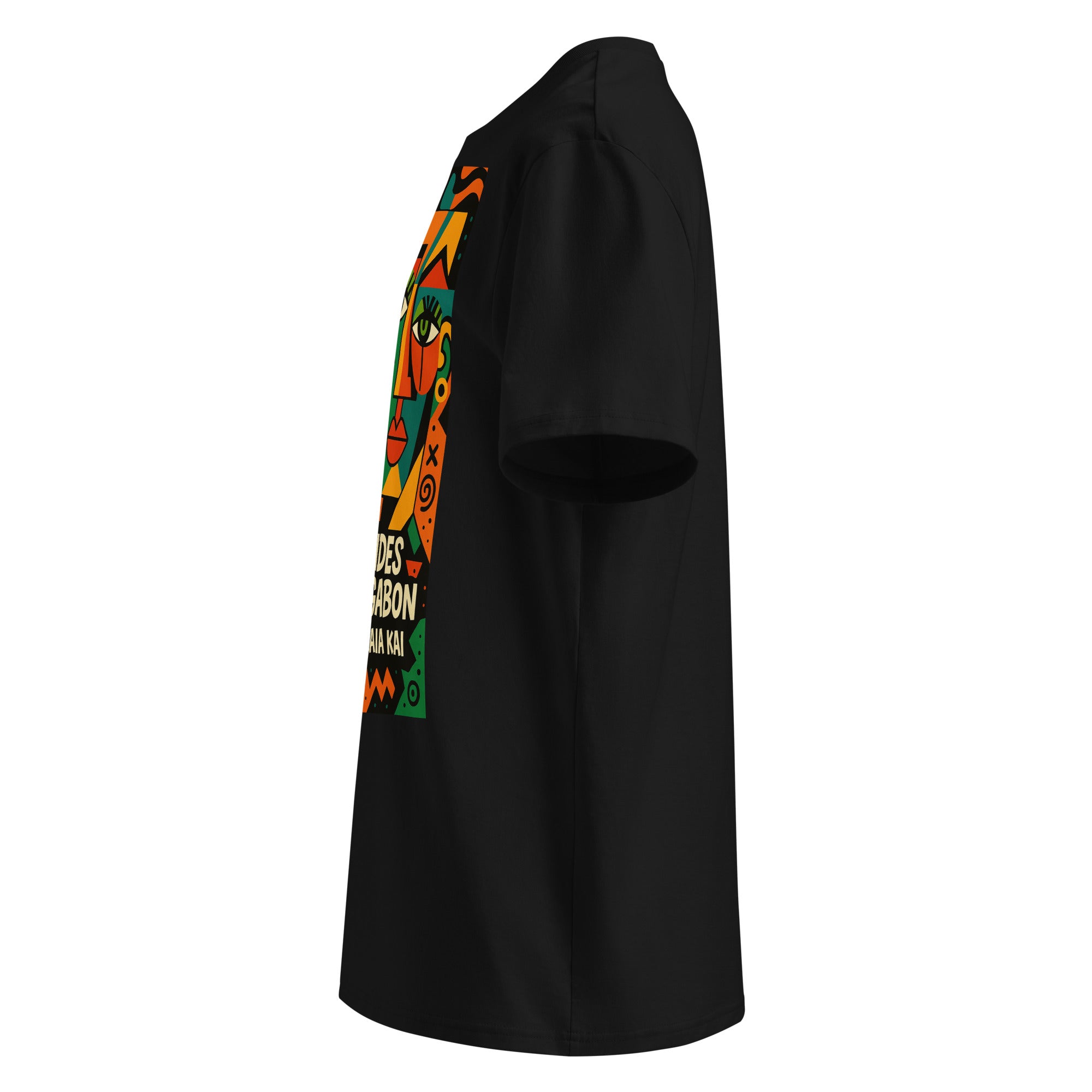 Vue latérale du t-shirt noir Les Grandes Gueules du Gabon montrant la coupe et l’impression graphique sur le devant.