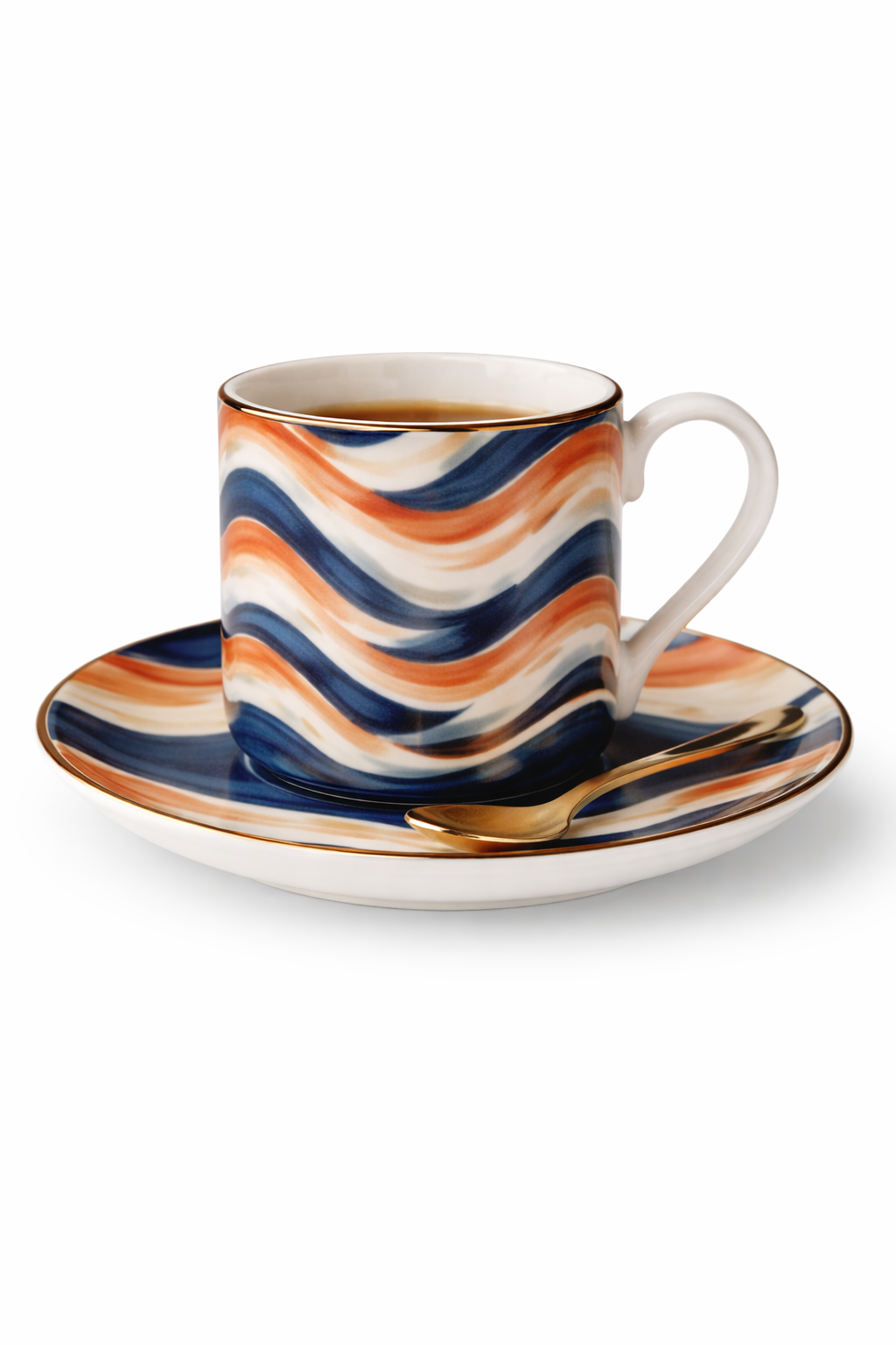 Tasse à café en céramique design Mbeyla avec son sous-tasse assortie, décorée d’un motif ondulé aux nuances de bleu profond, terracotta, sable et ivoire, photographiée sur fond blanc en format vertical, pièce d’art de la table afro-luxe inspirée du design gabonais contemporain.