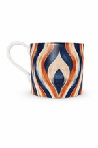 Tasse en céramique design Mbeyla avec motif ondulé aux nuances de bleu, terracotta et sable, photographiée sur fond blanc en format vertical, objet d’art de la table afro-luxe inspiré des ondulations solaires et du design gabonais contemporain.