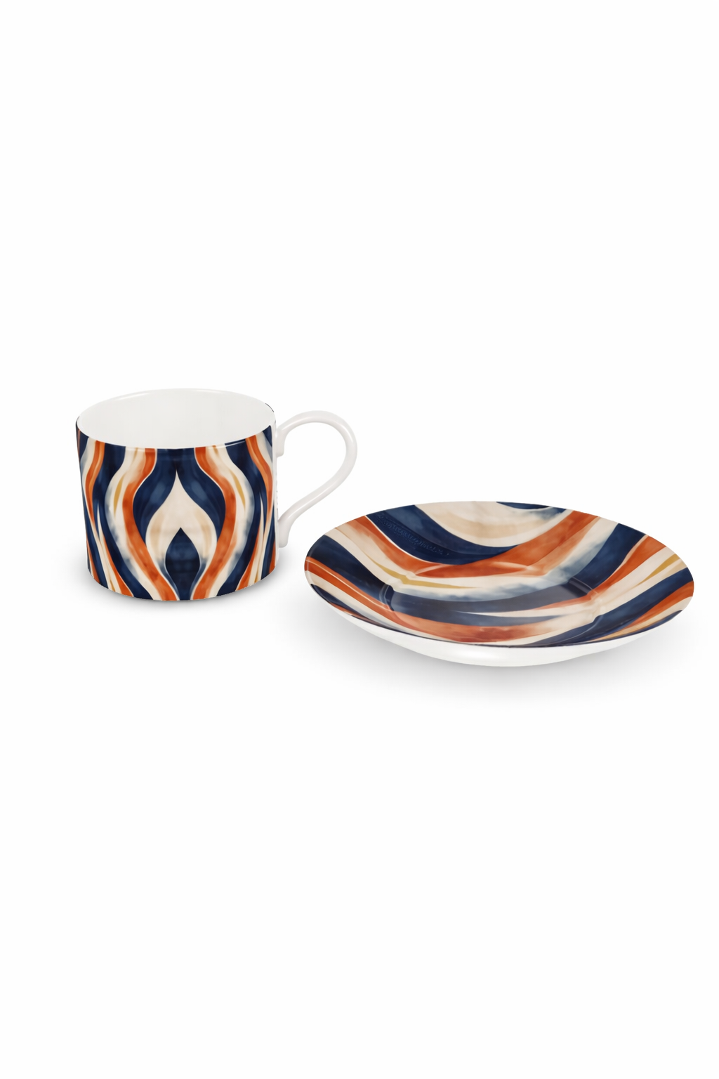 Tasse et sous-tasse design motif Mbeyla aux ondulations bleues, terracotta et sable, photographie d’objet en format vertical sur fond blanc, art de la table afro-luxe inspiré du Gabon.