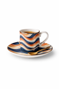 Tasse expresso en céramique design Mbeyla avec son sous-tasse assortie, ornée d’un motif ondulé aux tons bleu profond, terracotta, sable et ivoire, photographiée sur fond blanc en format vertical, pièce d’art de la table afro-luxe inspirée du design gabonais contemporain.