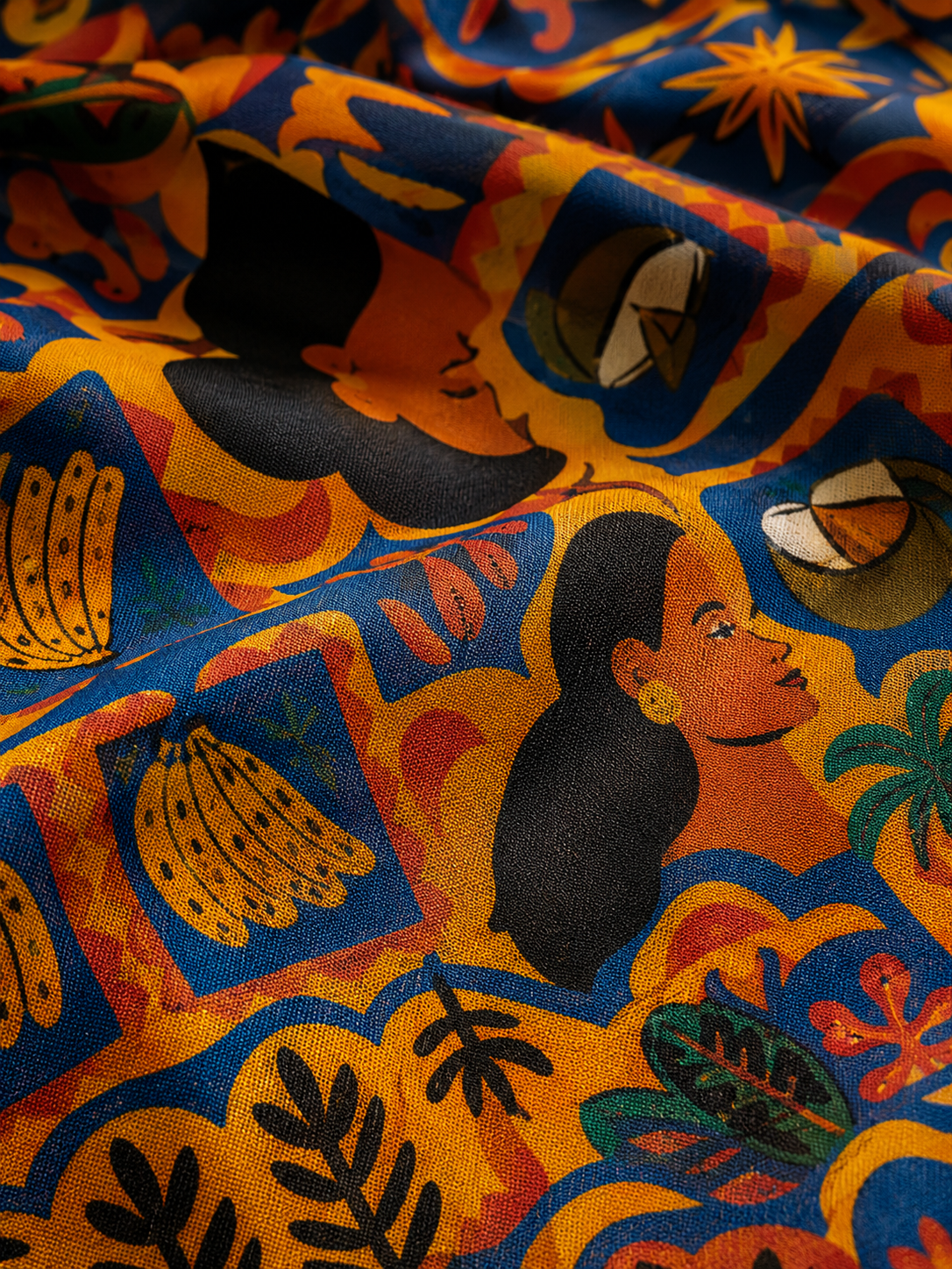 Gros plan sur les couleurs profondes, les fibres du tissu et la precision de l'impression du pareo Isla Sol. Une finition haut de gamme pensee pour durer.