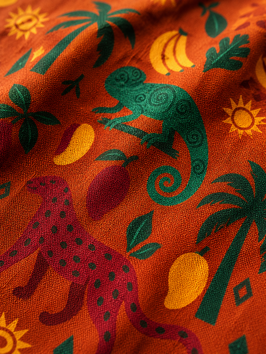 Gros plan sur le pagne Éden mettant en lumière la qualité du tissage, la précision de l'impression textile et la profondeur des couleurs de ce pagne afro-luxe signé Élisabeth Akaïa Kaï.