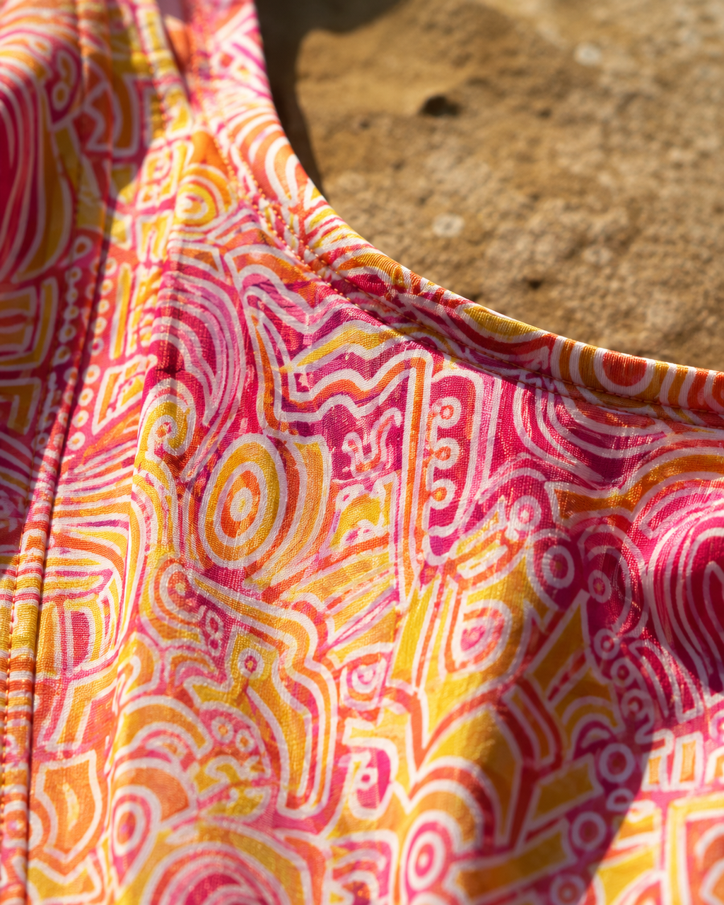 Découvrez la qualité des finitions de ce maillot de bain une pièce. Confection soignée, tissu doux et résistant, impression haute définition et confort durable : chaque détail a été pensé pour offrir une expérience de luxe au quotidien.
