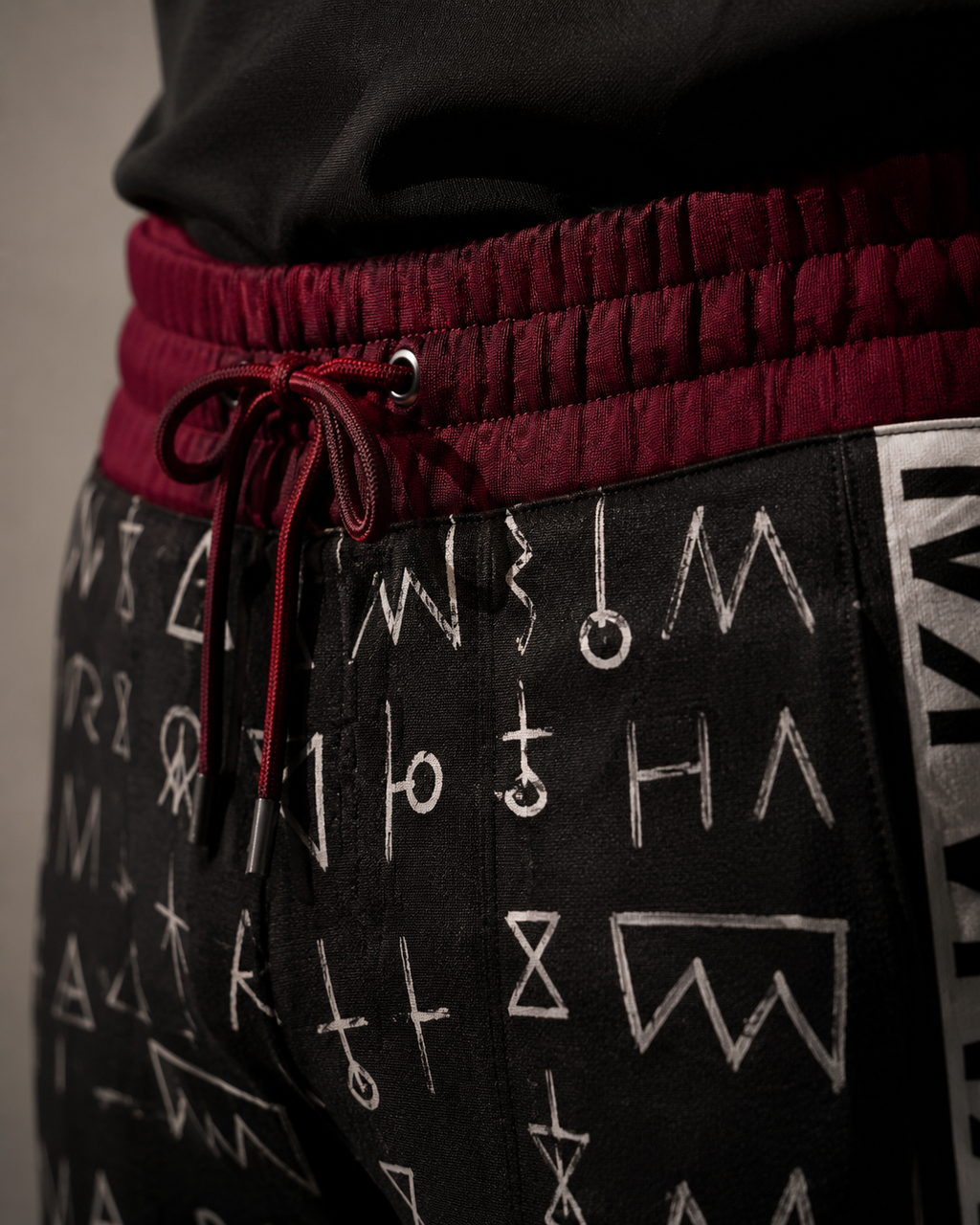 Zoom sur les détails du pantalon Boma : ceinture bordeaux, finitions soignées et qualité textile premium. Chaque élément a été conçu pour offrir confort et sophistication.