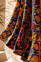 Les plis naturels du pareo Isla Sol revelent la fluidite du textile et la richesse de son motif exclusif. Une creation qui allie elegance, confort et savoir-faire.
