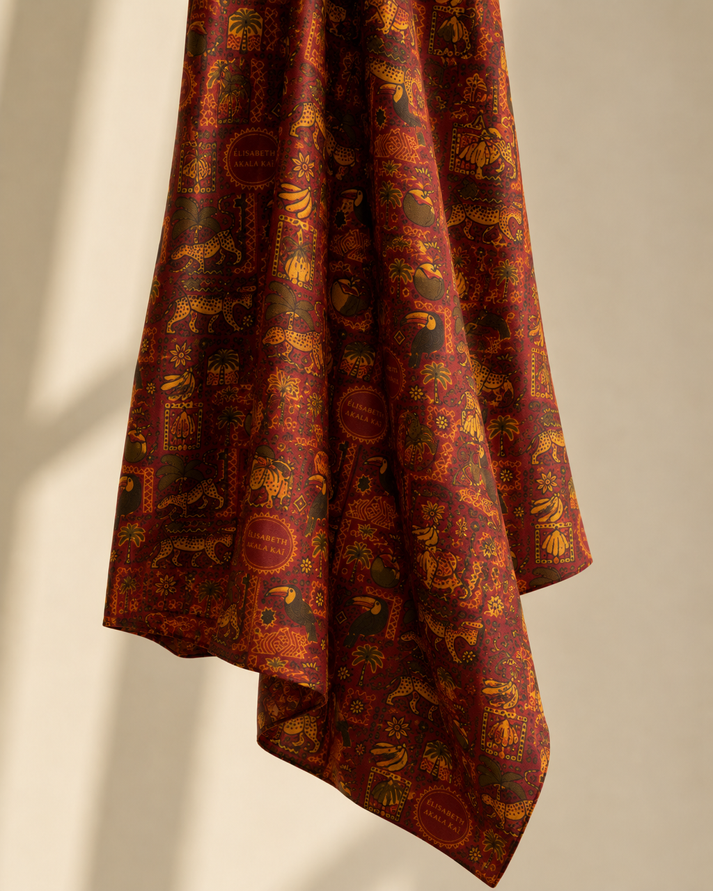 Cette photographie met en avant la souplesse du coton et la qualité d'impression du pagne Palma Aurea. Chaque pli révèle la richesse graphique du motif tout en illustrant la fluidité naturelle du textile.