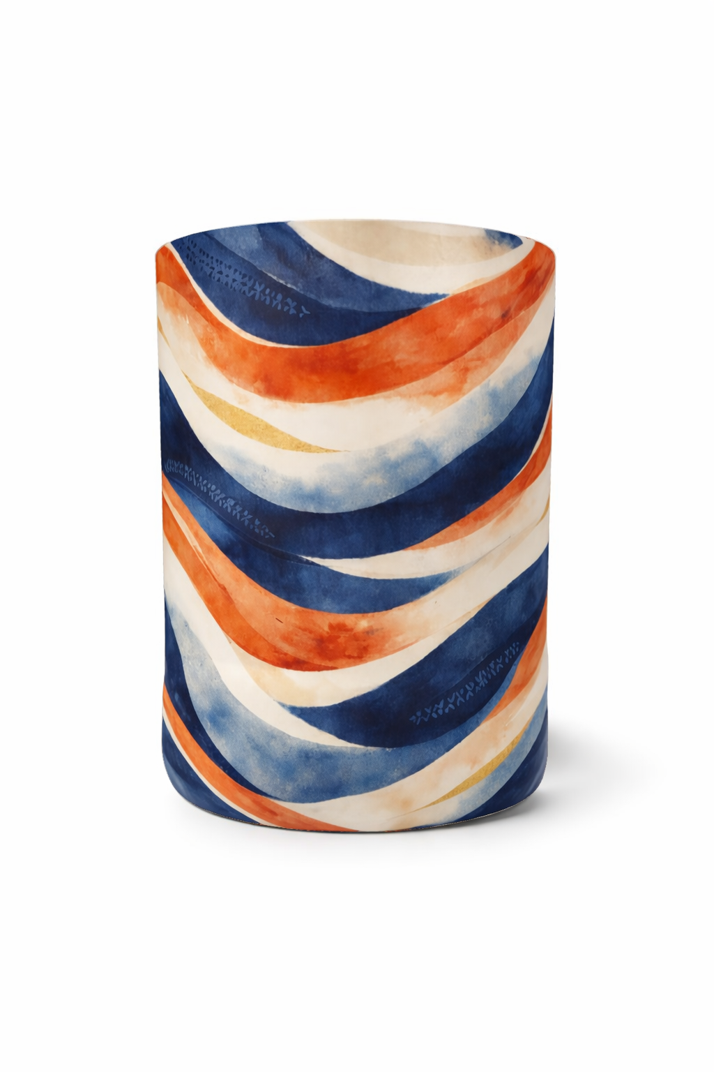 Verre de dégustation MBEYLA au design artistique ondulé, aux nuances de bleu profond, terracotta et sable, photographié en format vertical sur fond blanc, objet d’art de table afro-luxe contemporain.