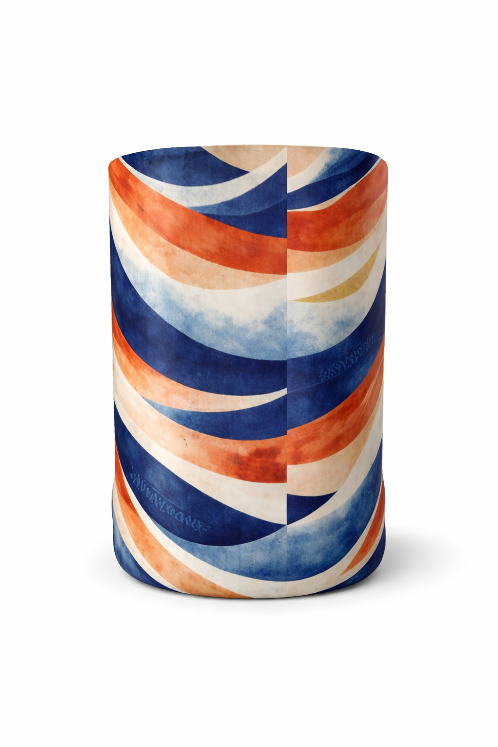 Verre tumbler MBEYLA au motif ondulé artistique bleu, terracotta et beige, photographié en format vertical sur fond blanc, objet de table design afro-contemporain.