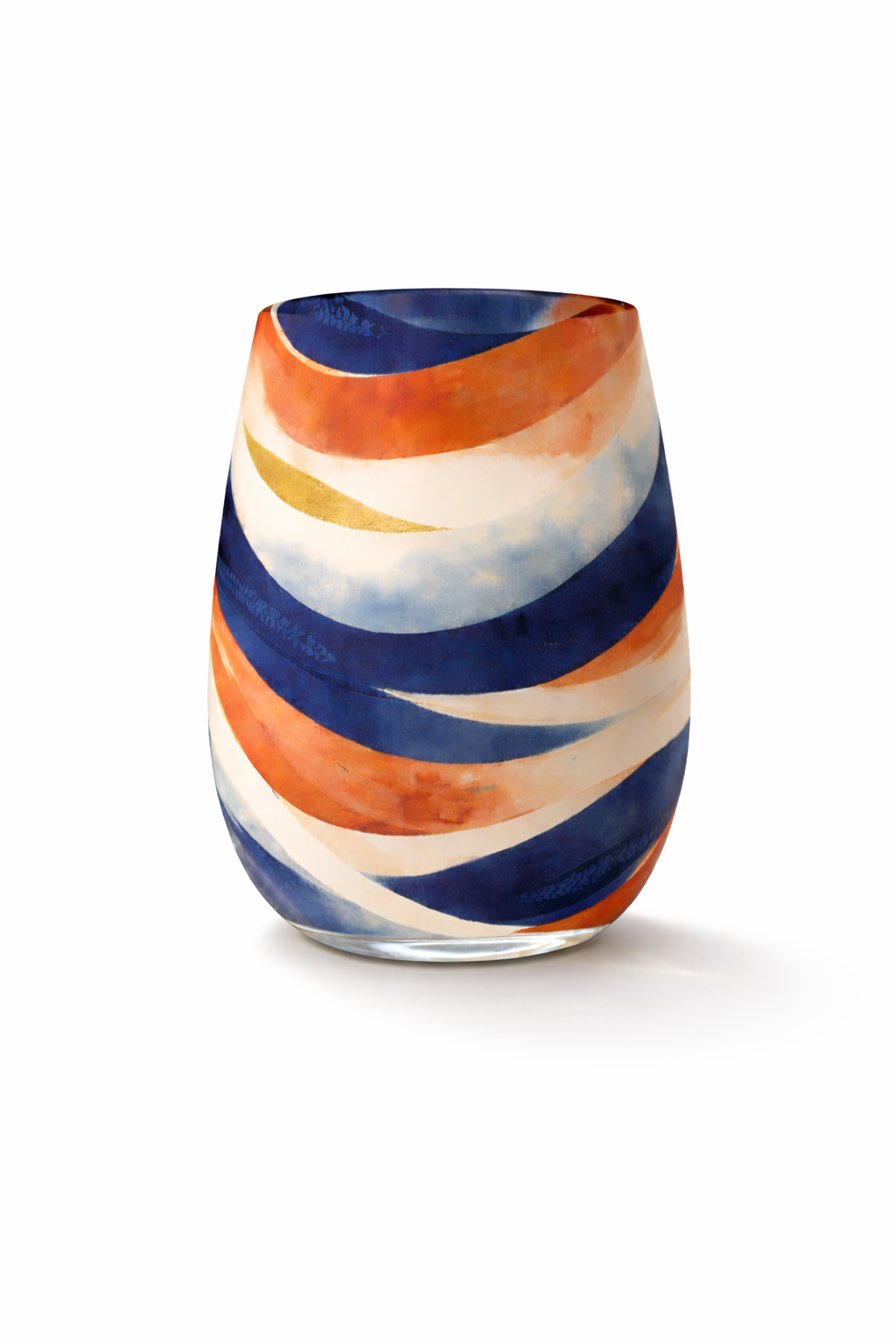 Verre décoratif de luxe inspiré de la culture gabonaise, photographie d’objet sur fond blanc, motifs artistiques peints à la main, pièce de décoration afro-luxe pour intérieur et art de la table haut de gamme.