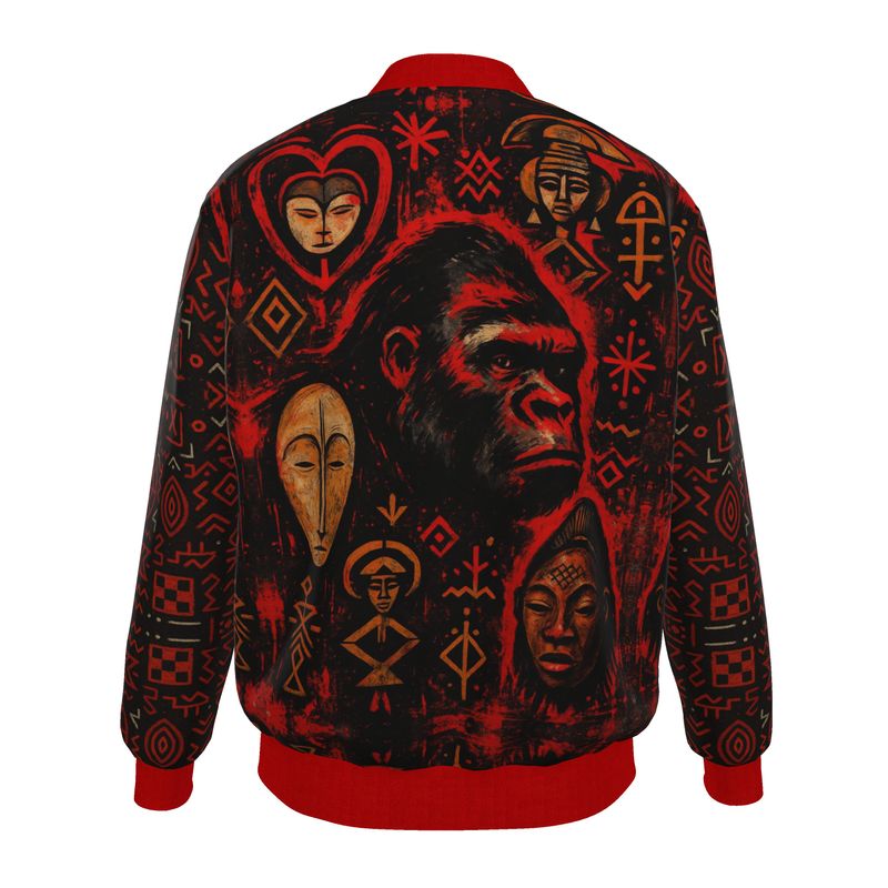 Détail de la veste Nkira, dos illustré d’un gorille au regard intense et de masques traditionnels gabonais dans des tons rouges, noirs et ocres, sur fond de motifs tribaux abstraits.