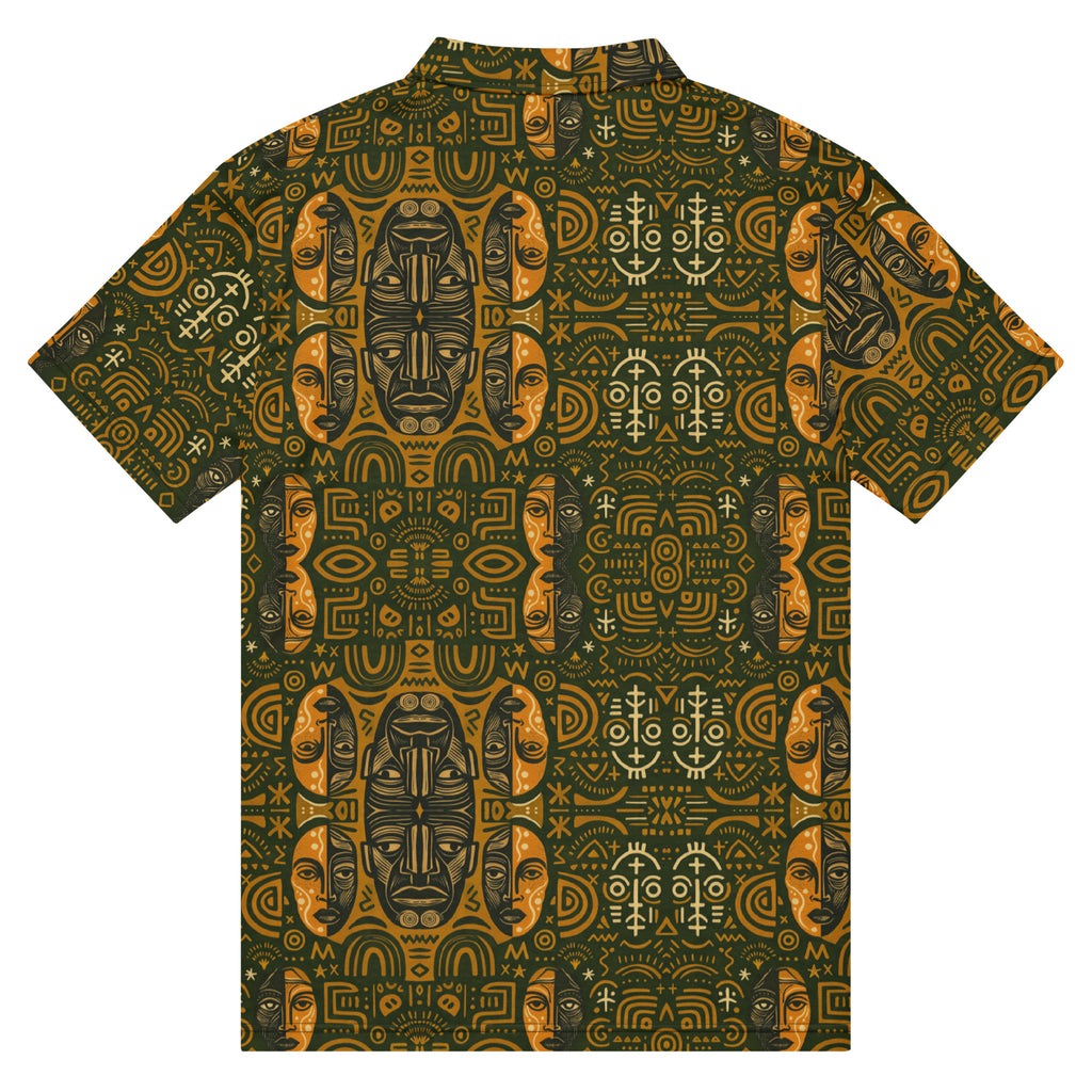 Vue arrière du Polo Kasuba – Collection Rituels Solaires. Polo de luxe imprimé all-over avec motifs solaires et ethniques en tons or et vert profond, coupe cintrée et élégante.