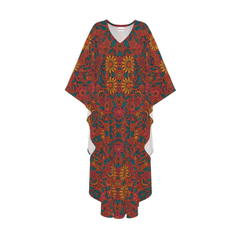 Mannequin boho chic portant le caftan Solstice en Fleurs de la marque Elisabeth Akaïa Kaï, sur une plage privée, ambiance luxe discret et estivale