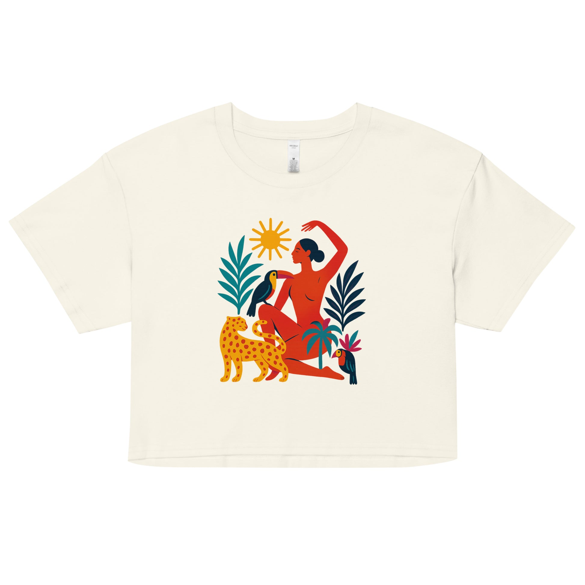 Crop top Éveil Solaire porté par une femme – t-shirt court en coton bio avec illustration artistique inspirée des rituels solaires. Mode éthique estivale.