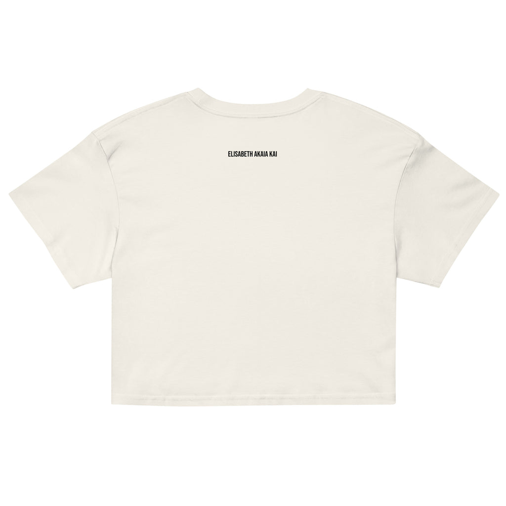 Crop top Éveil Solaire porté par une femme – t-shirt court en coton bio avec illustration artistique inspirée des rituels solaires. Mode éthique estivale.