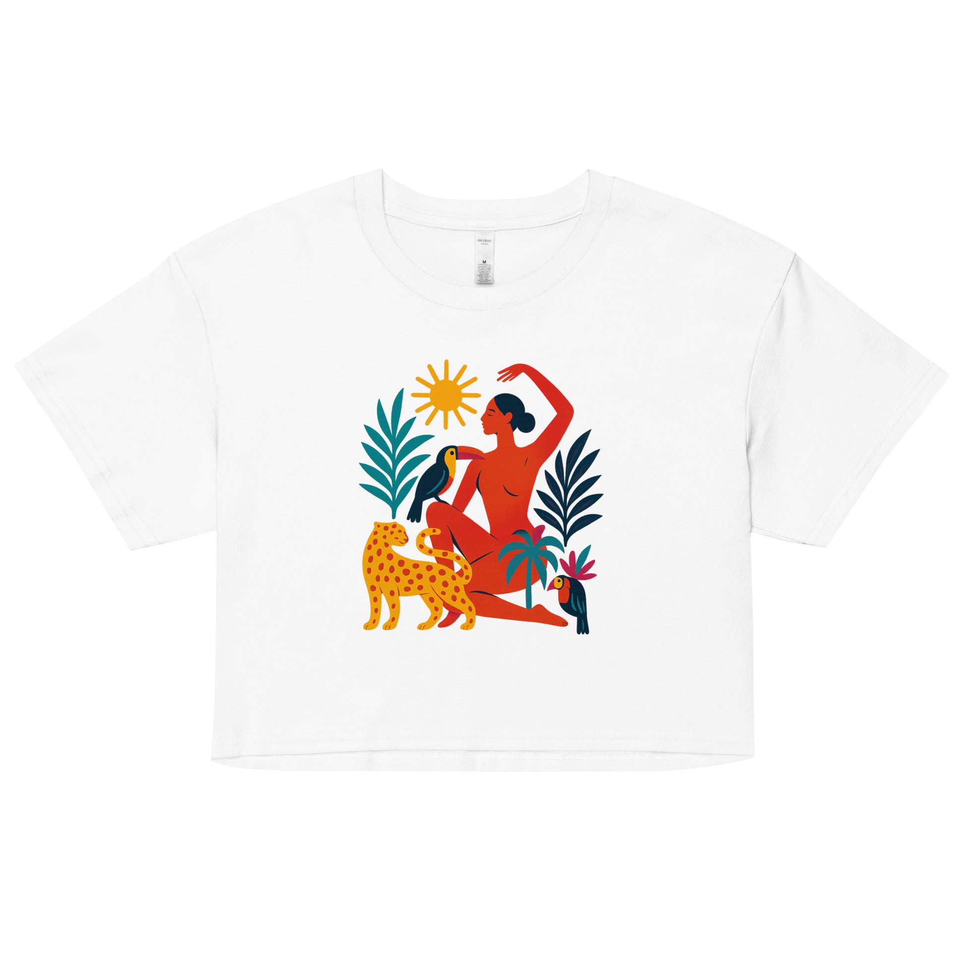 Crop top Éveil Solaire porté par une femme – t-shirt court en coton bio avec illustration artistique inspirée des rituels solaires. Mode éthique estivale.