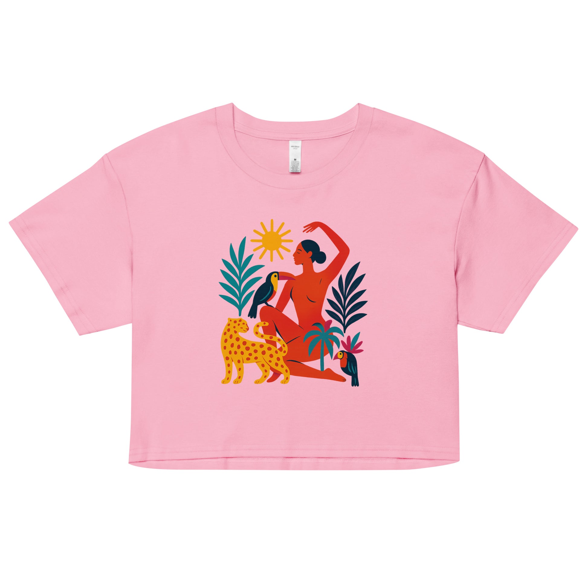 Crop top Éveil Solaire porté par une femme – t-shirt court en coton bio avec illustration artistique inspirée des rituels solaires. Mode éthique estivale.