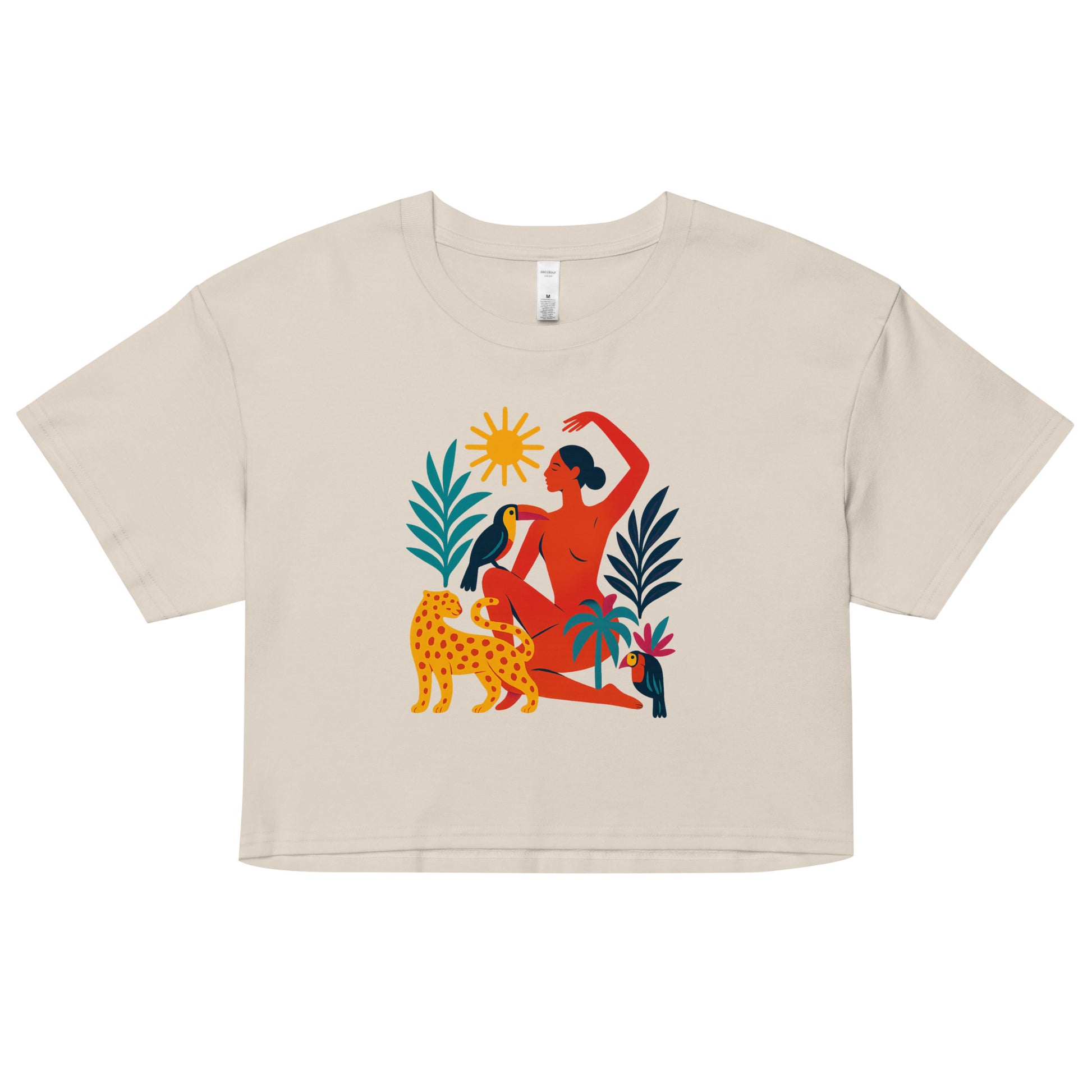 Crop top Éveil Solaire porté par une femme – t-shirt court en coton bio avec illustration artistique inspirée des rituels solaires. Mode éthique estivale.