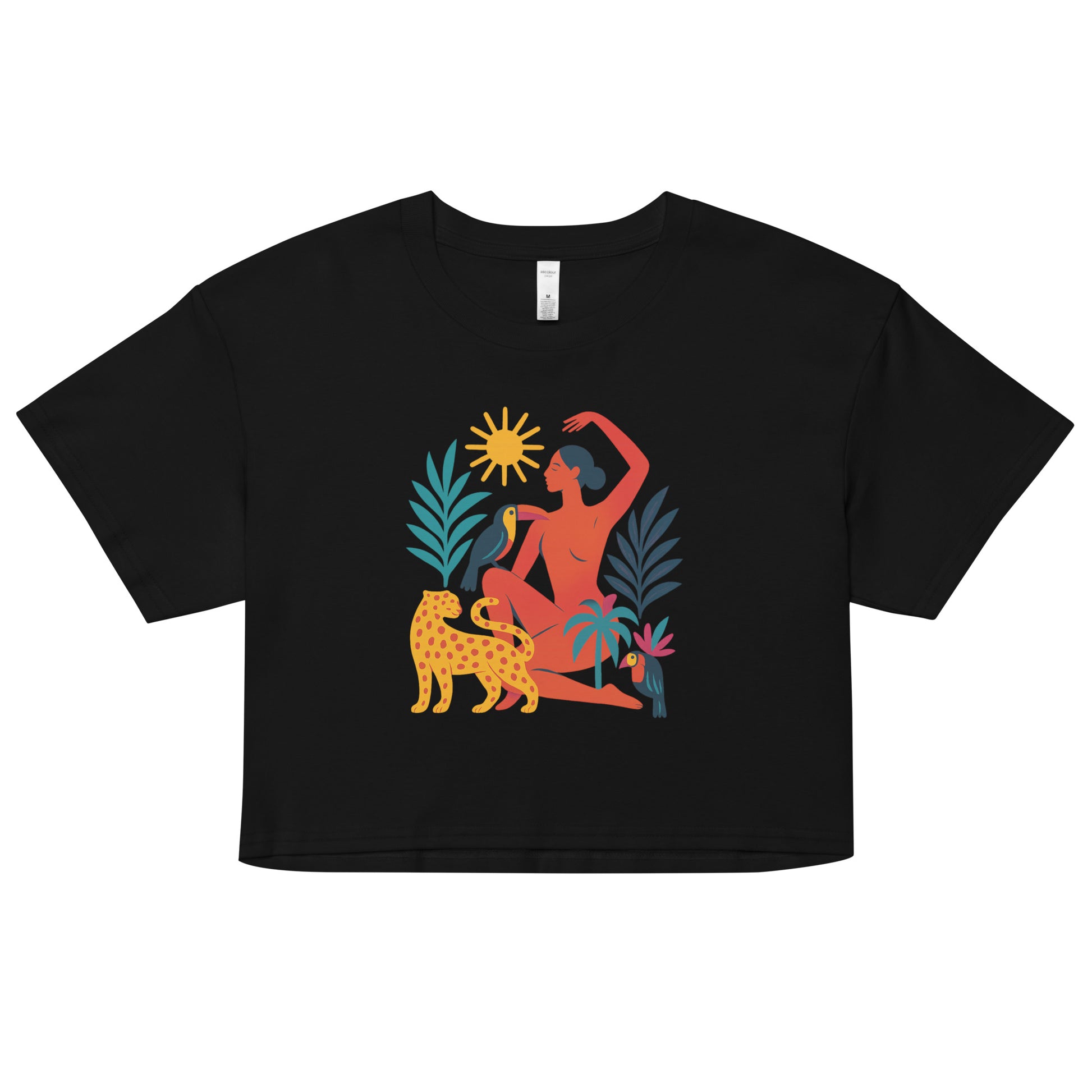 Crop top Éveil Solaire porté par une femme – t-shirt court en coton bio avec illustration artistique inspirée des rituels solaires. Mode éthique estivale.