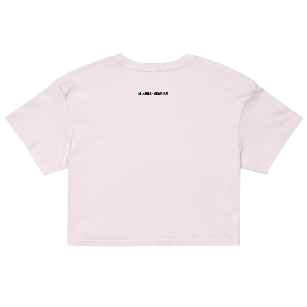 Crop top Éveil Solaire porté par une femme – t-shirt court en coton bio avec illustration artistique inspirée des rituels solaires. Mode éthique estivale.