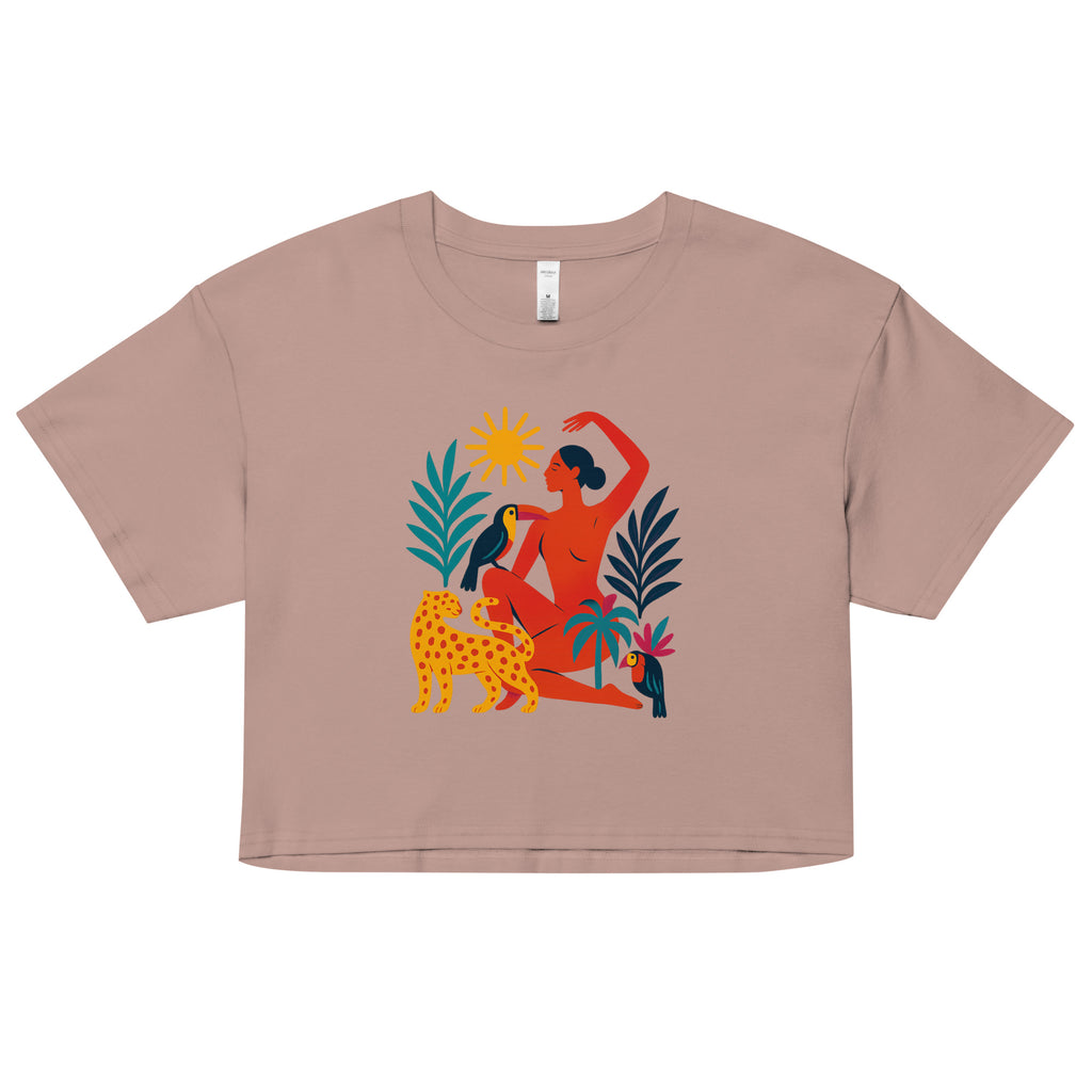 Crop top Éveil Solaire porté par une femme – t-shirt court en coton bio avec illustration artistique inspirée des rituels solaires. Mode éthique estivale.