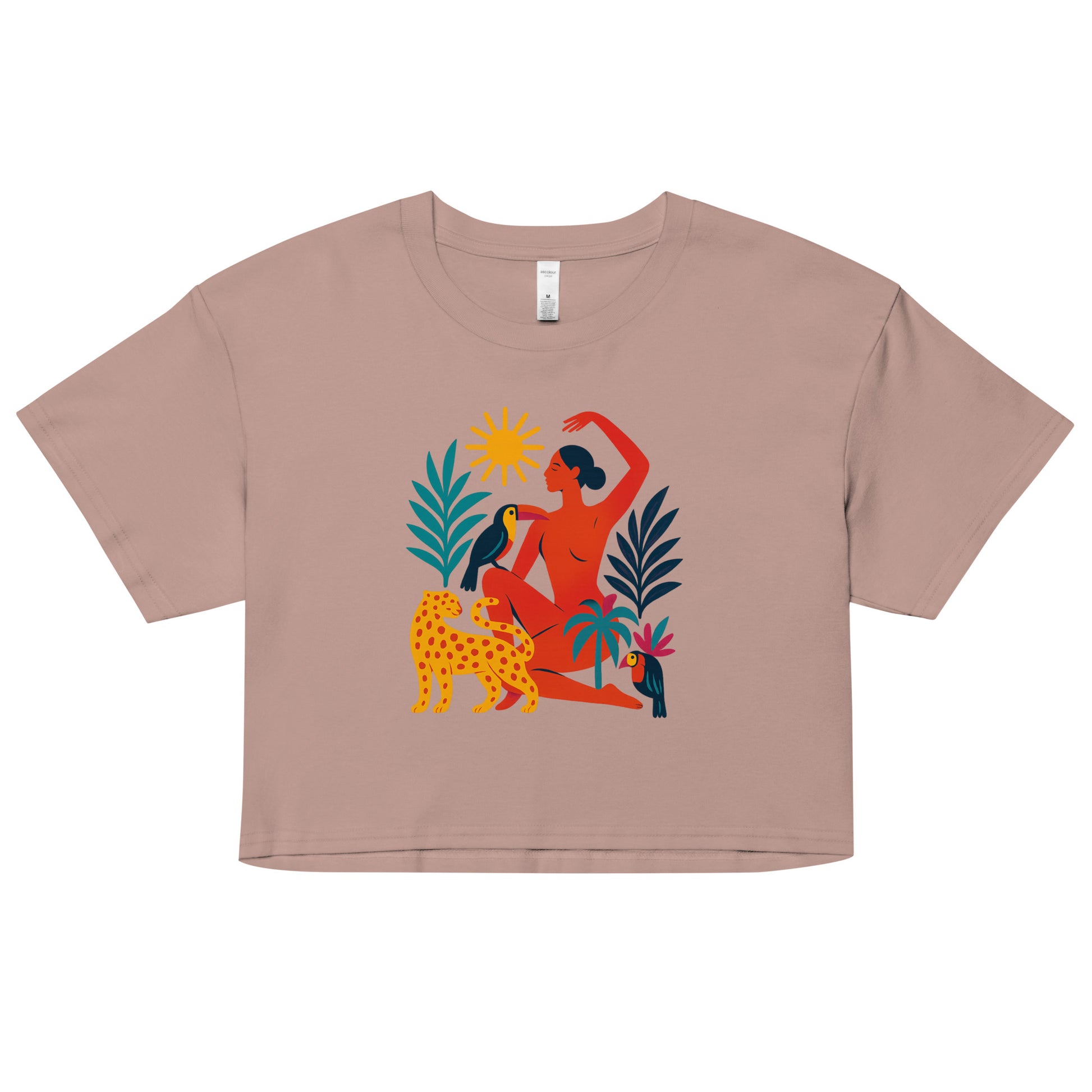 Crop top Éveil Solaire porté par une femme – t-shirt court en coton bio avec illustration artistique inspirée des rituels solaires. Mode éthique estivale.