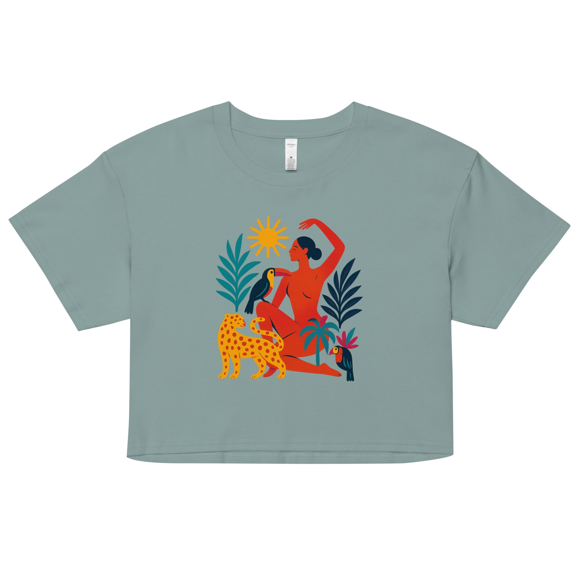 Crop top Éveil Solaire porté par une femme – t-shirt court en coton bio avec illustration artistique inspirée des rituels solaires. Mode éthique estivale.