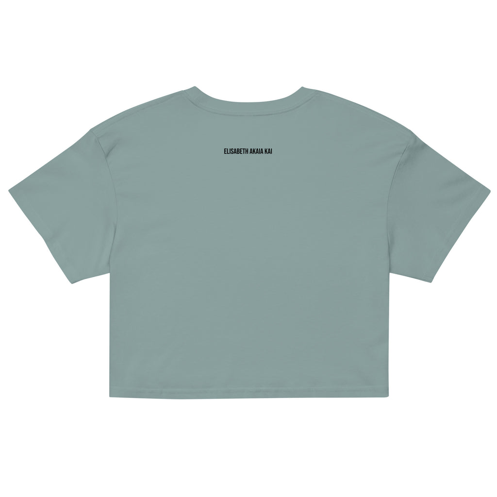 Crop top Éveil Solaire porté par une femme – t-shirt court en coton bio avec illustration artistique inspirée des rituels solaires. Mode éthique estivale.