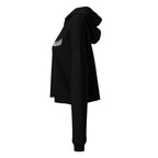 Vue de profil gauche du sweat court à capuche femme EAK, coloris noir, avec épaules descendues et ourlet brut.