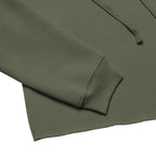 Gros plan sur les finitions et la matière du sweat à capuche court EAK, coloris vert militaire, modèle de la Maison Élisabeth Akaïa Kaï.