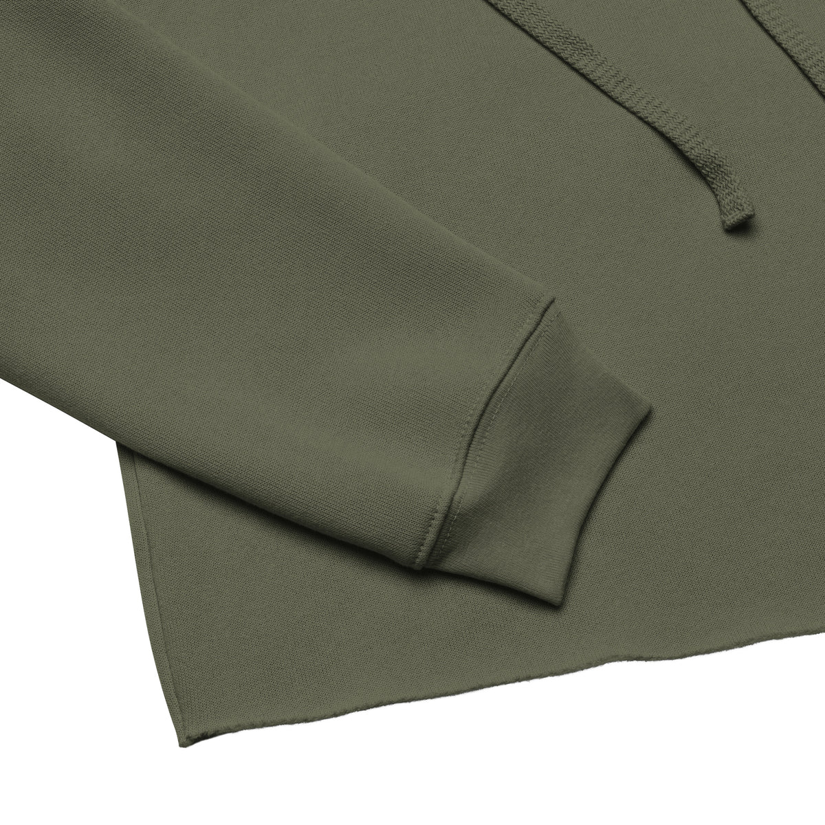 Gros plan sur les finitions et la matière du sweat à capuche court EAK, coloris vert militaire, modèle de la Maison Élisabeth Akaïa Kaï.