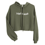 Vue de face du sweat à capuche court EAK pour femme, coloris vert militaire, avec épaules tombantes, cordons assortis et coupe crop.
