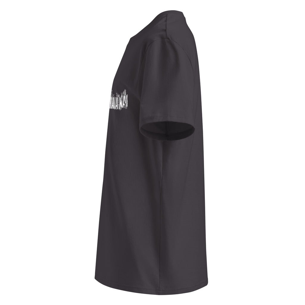 Profil gauche du t-shirt KAÏ anthracite pour homme, montrant la coupe droite et les manches courtes.