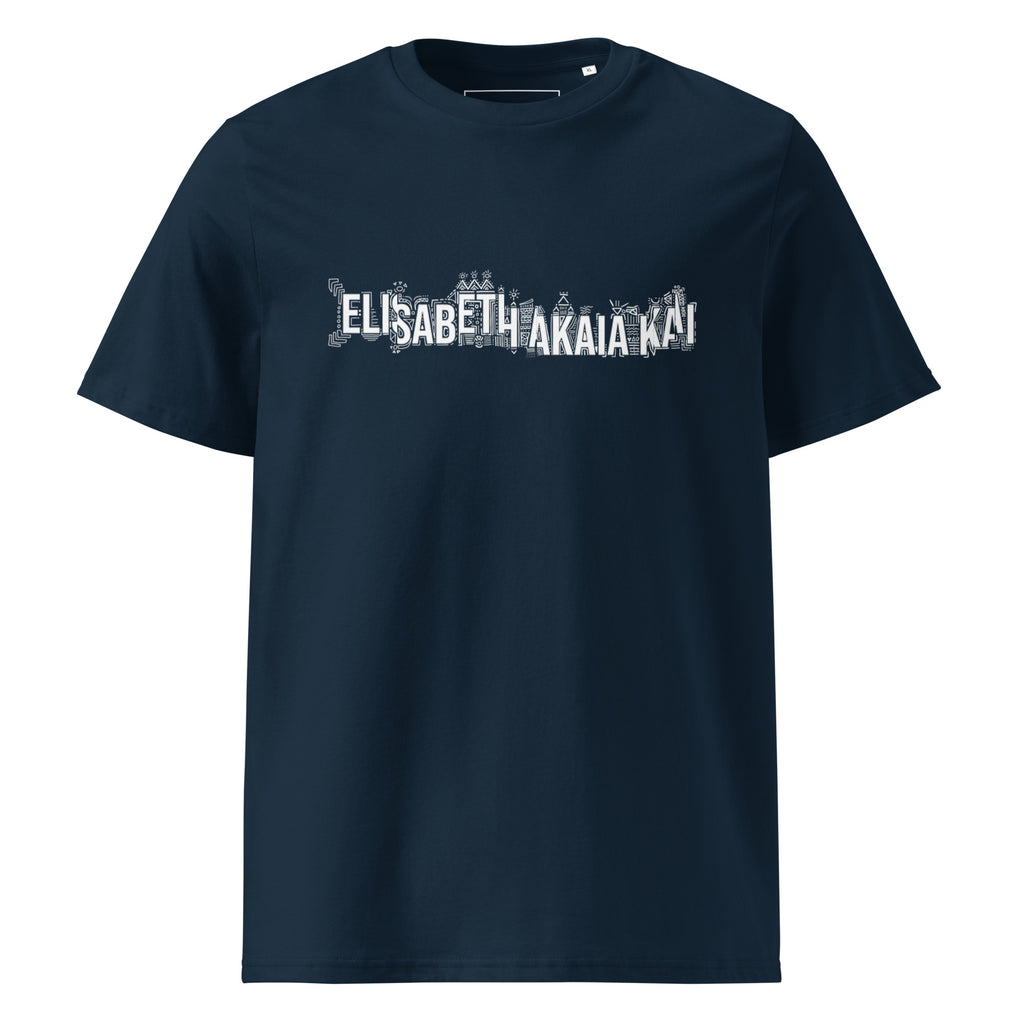 Vue de face du t-shirt KAÏ bleu marine pour homme : col rond, manches courtes et signature graphique blanche de la Maison sur la poitrine.