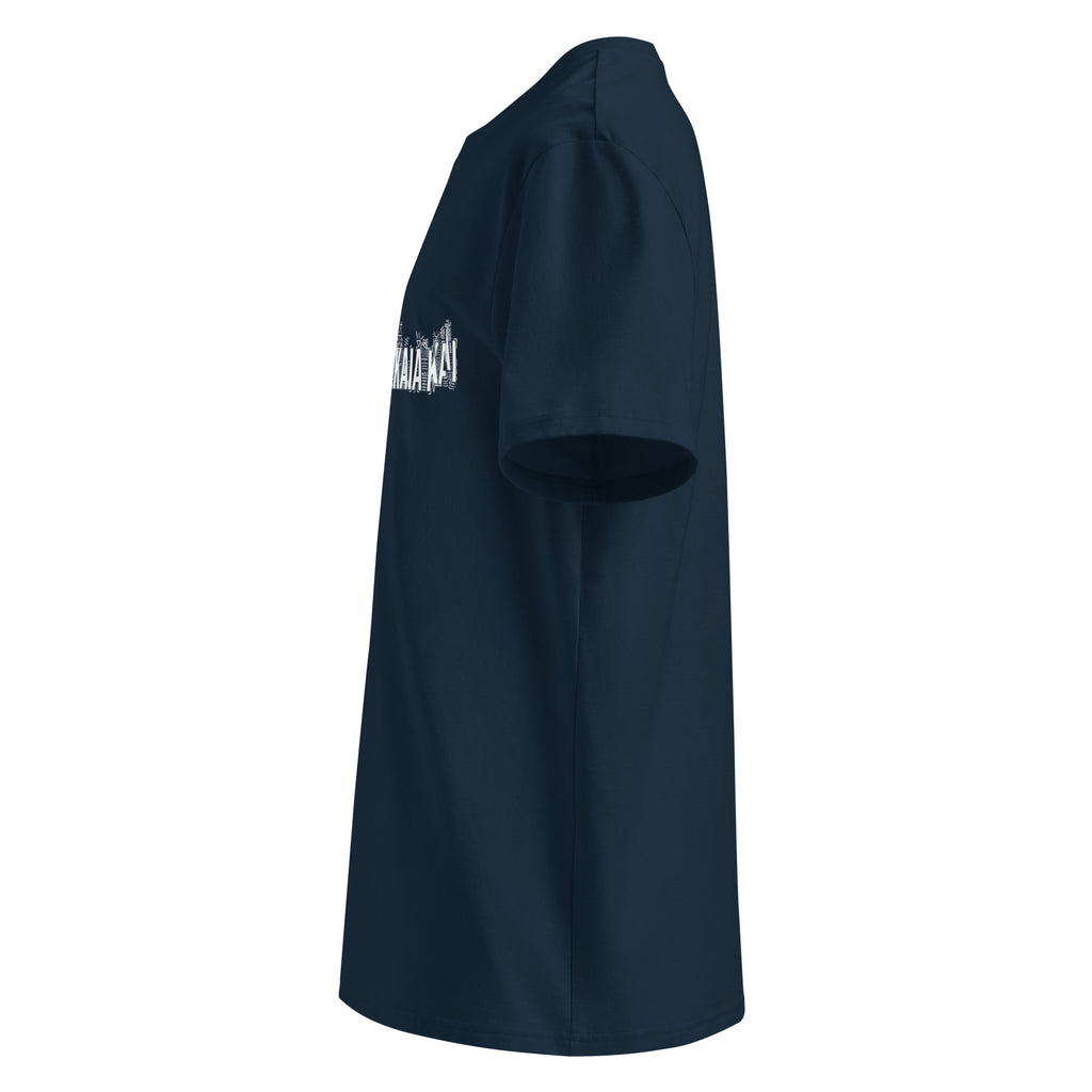 Profil gauche du t-shirt KAÏ bleu marine pour homme, montrant la coupe droite et les manches courtes.