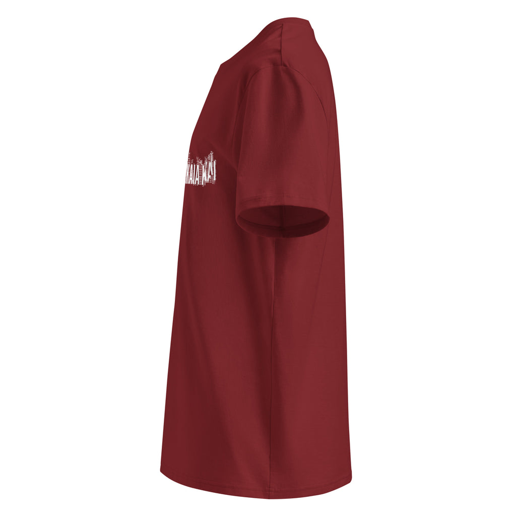 Profil gauche du t-shirt KAÏ bordeaux pour homme, montrant la coupe droite et les manches courtes.