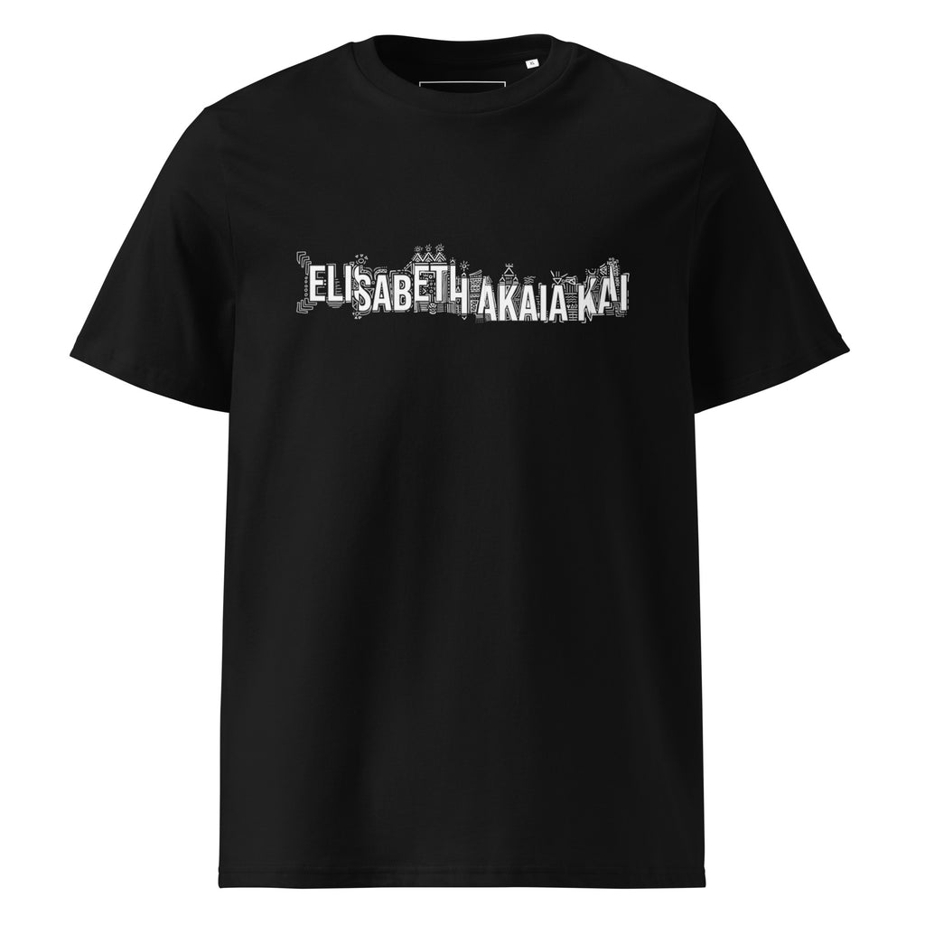 Vue de face du t-shirt KAÏ noir pour homme : col rond, manches courtes et signature graphique blanche de la Maison sur la poitrine.