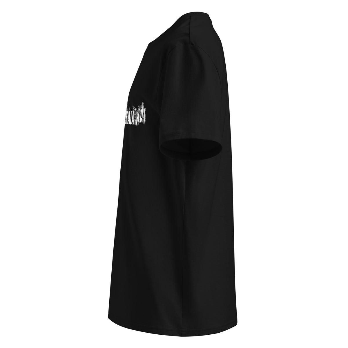 Profil gauche du t-shirt KAÏ noir pour homme, montrant la coupe droite et les manches courtes.