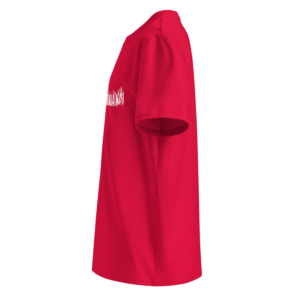 Profil gauche du t-shirt KAÏ rouge pour homme, montrant la coupe droite et les manches courtes.
